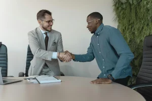 Empresario Con joven promesa
